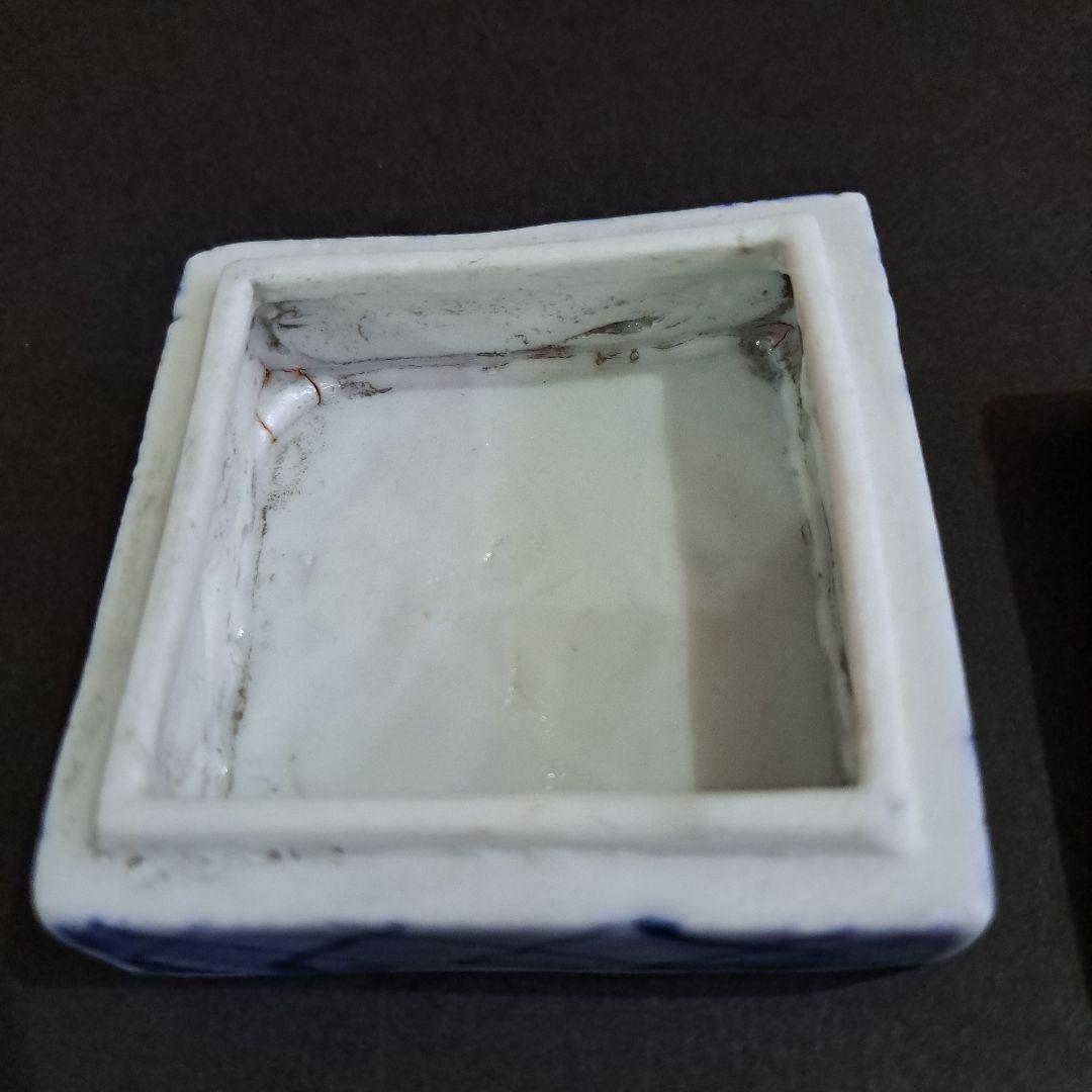 お値下げ中　江戸中　古伊万里　陽刻　白抜菊図　極上　角型香合　よろけ図染付