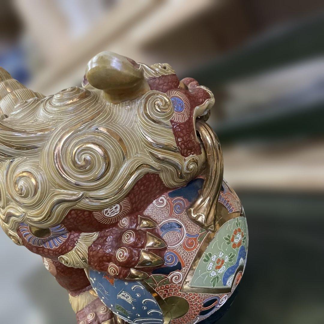 九谷焼玉乗り獅子　陶器製 獅子の置物 色彩豊か　赤絵付け金彩　石川県九谷焼
