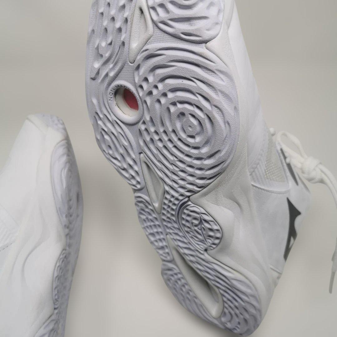 Mizunoバレーボールシューズ WAVE MOMENTUM3 MID 29cm