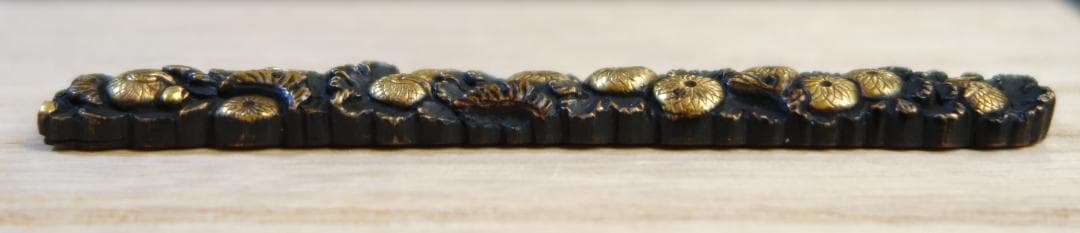 鍔 鐔 小柄 刀装具 日本刀 骨董 江戸時代【銅地 高肉彫 鍍金 菊花尽図小柄】