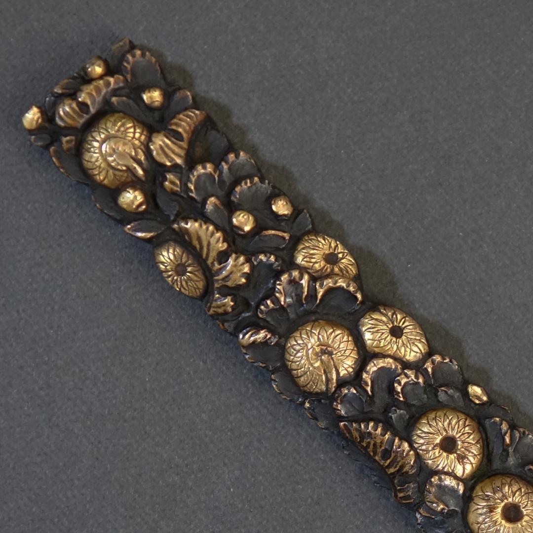 鍔 鐔 小柄 刀装具 日本刀 骨董 江戸時代【銅地 高肉彫 鍍金 菊花尽図小柄】