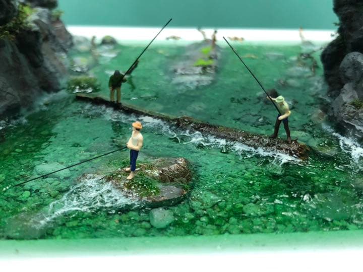 渓流の渓谷と釣り人と泳ぐ子ども達　ジオラマ