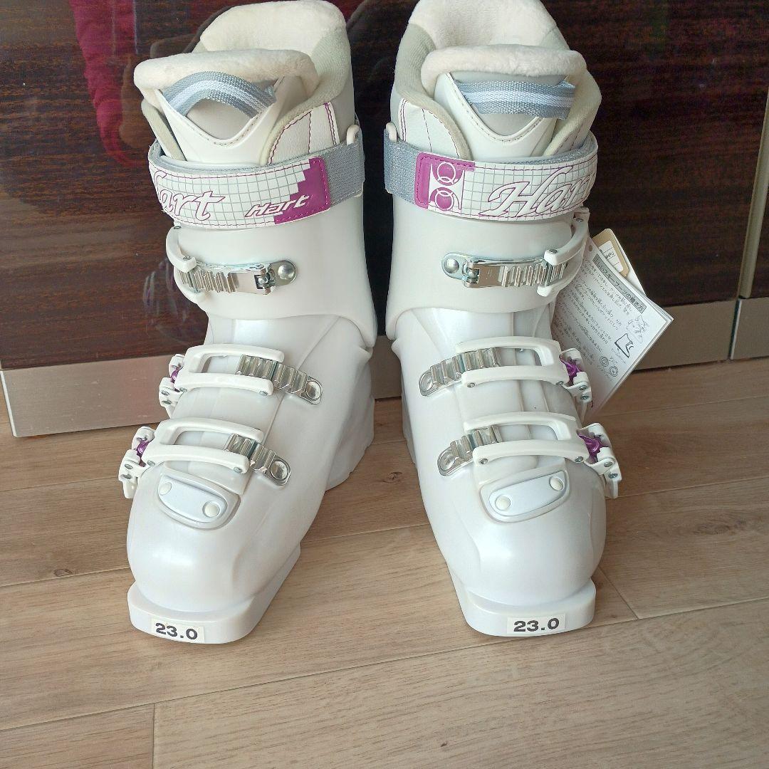 スキー板とスキーブーツ