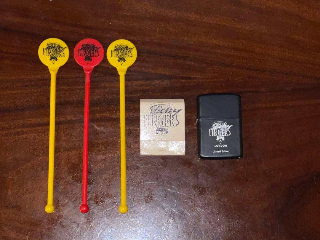 既に閉店したSticky Fingers Cafe のグッズセット