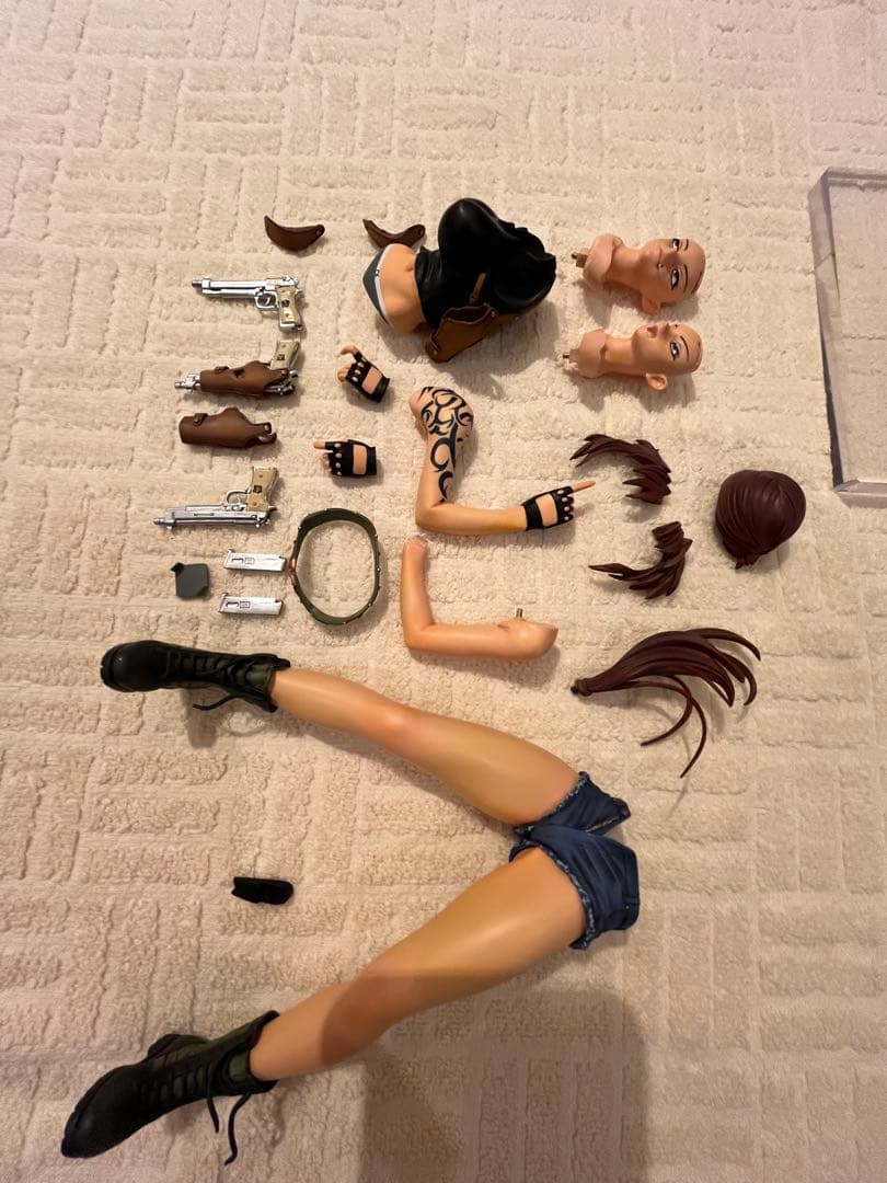 キャラグミン レヴィ ブラックラグーン 塗装完成品 アクリルケース付き