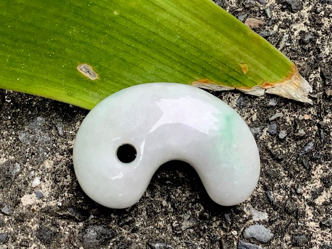 ✳親方絶賛50万円でも安価です‼️極上*氷*の肌目　糸魚川翡翠勾玉　機械鑑定付‼️