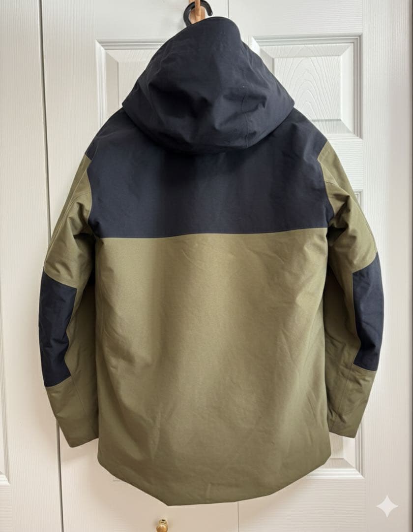 新品未使用　ユニクロ　ハイブリッドダウンスノーボードパーカ　オリーブ　Mサイズ