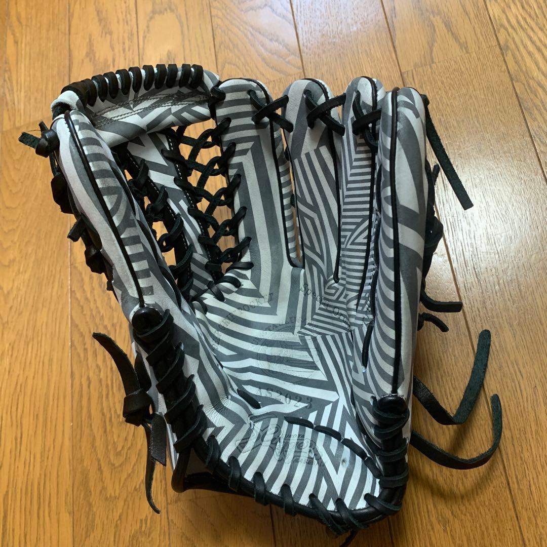 軟式グローブ ブラック/ホワイト ストライプ