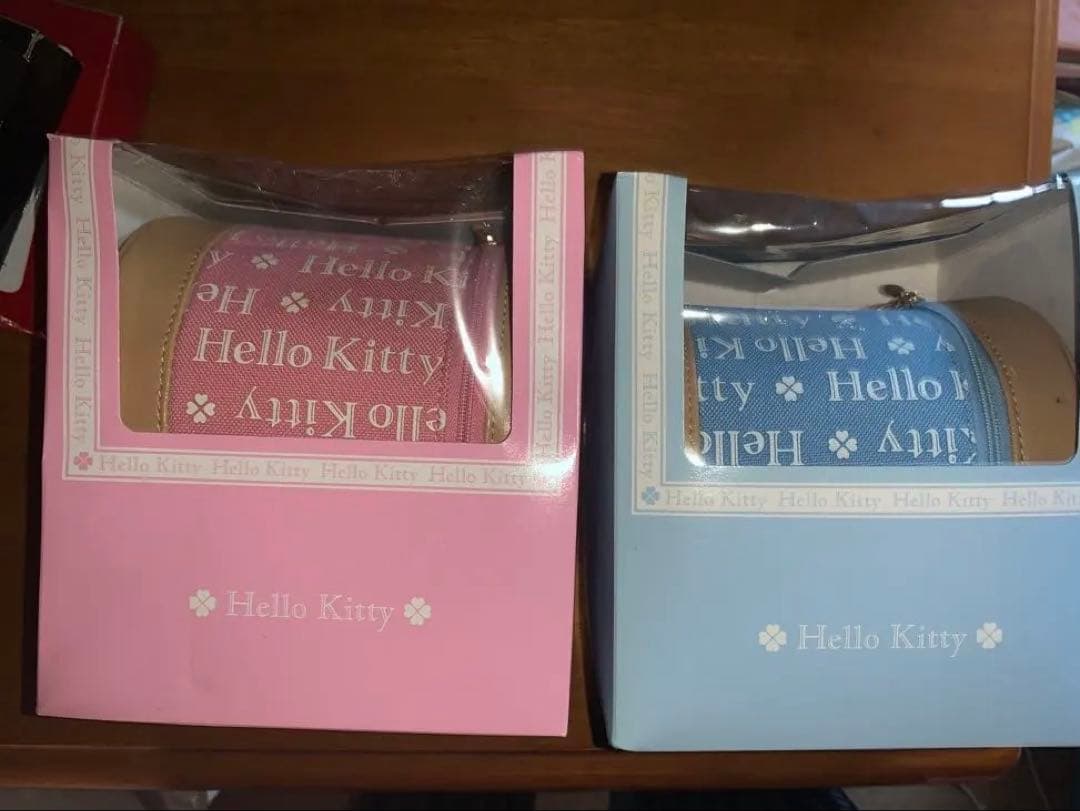 Hello Kitty 円筒形バッグ　 ハローキティ　ケース　カードケース