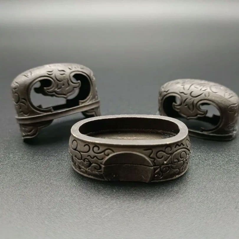 日本刀装具　合口拵え　唐草の図　縁頭　鯉口鐺　銅地　黒色　金工　金具　日本刀拵