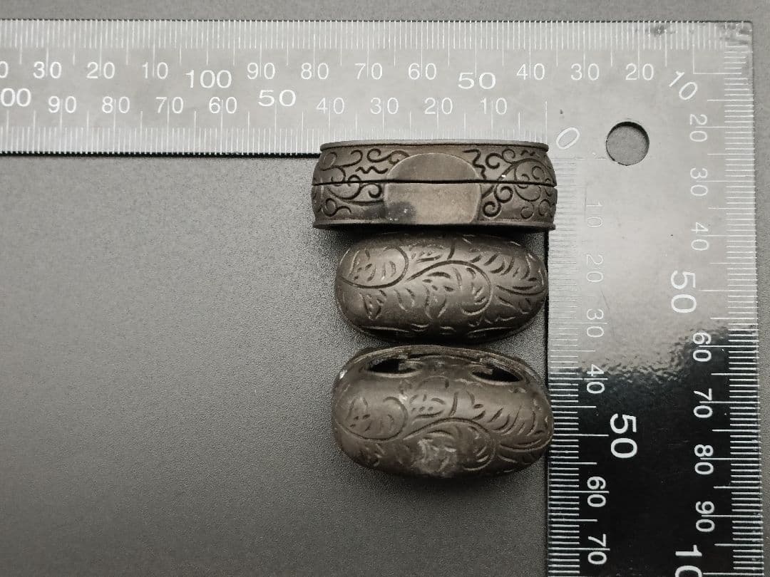 日本刀装具　合口拵え　唐草の図　縁頭　鯉口鐺　銅地　黒色　金工　金具　日本刀拵