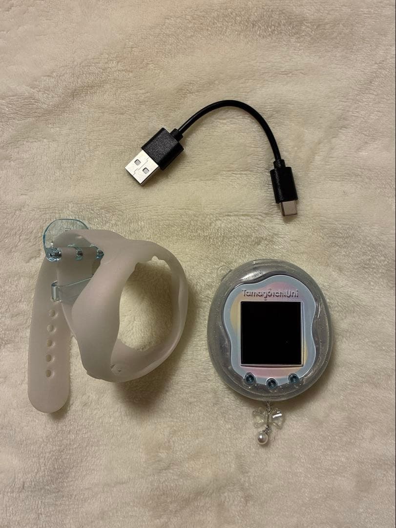 Tamagotchi Uni Prism White ケース・ストラップ付き