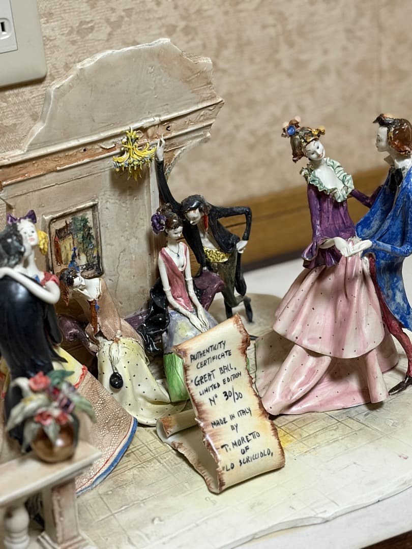 La Scuola 陶器製人形群像 世界30体限定 ガラスケース付き 「T1」