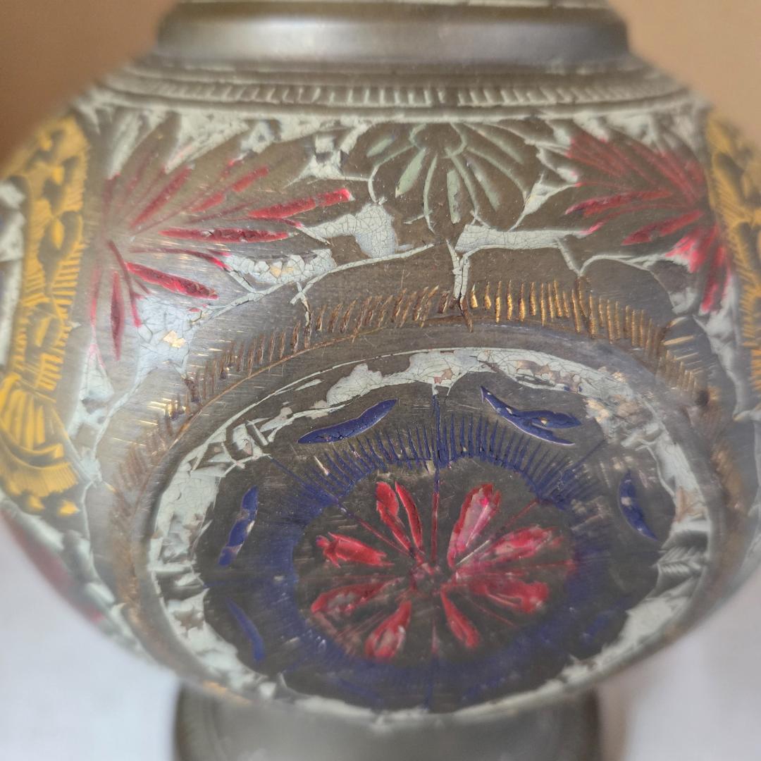 インド製アンティーク花瓶。熟練職人による純手作りで、卓越した技法が光る逸品です。