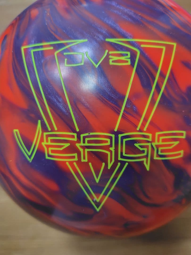 DV8 Verge Hybrid ボウリングボール 15ポンド3オンス