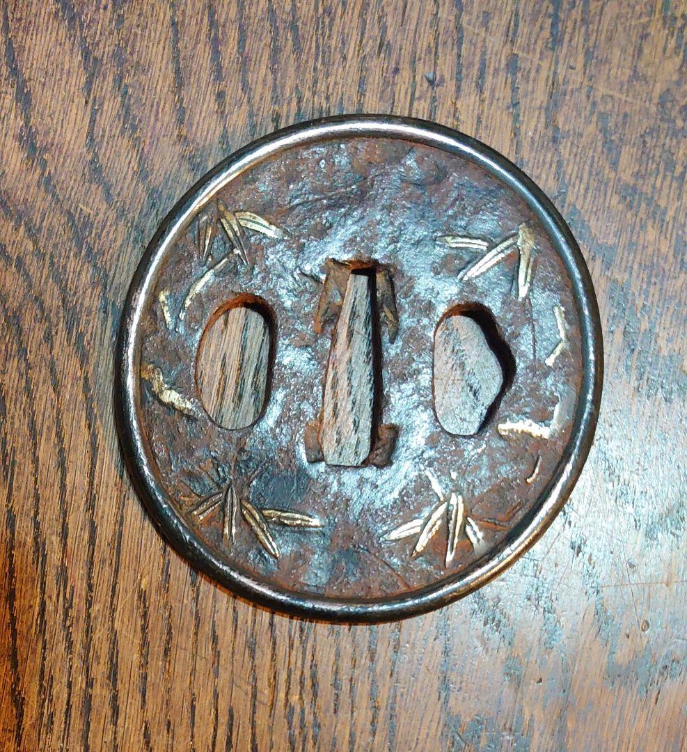 【刀装具】『銅覆輪鍍金笹図鉄地鍔』横7.4cm 縦7cm 厚さ4.1〜5.1mm