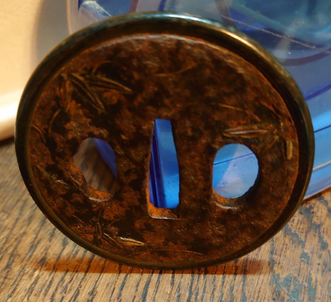 【刀装具】『銅覆輪鍍金笹図鉄地鍔』横7.4cm 縦7cm 厚さ4.1〜5.1mm