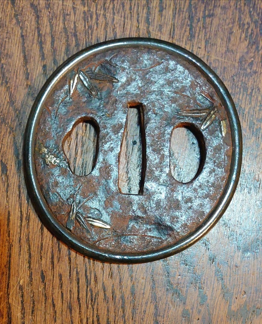 【刀装具】『銅覆輪鍍金笹図鉄地鍔』横7.4cm 縦7cm 厚さ4.1〜5.1mm