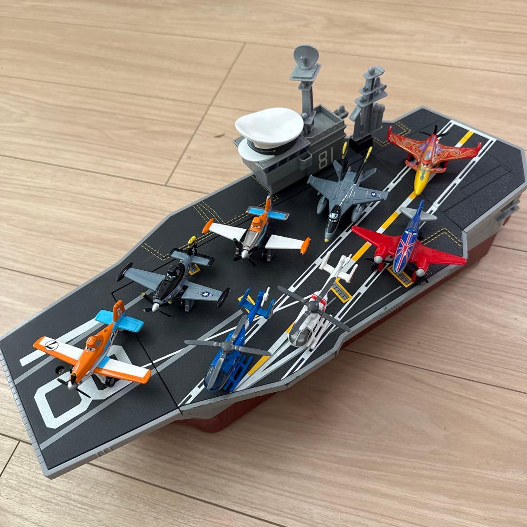 トミカ プレーンズ 航空母艦・飛行機6機・ヘリコプター2機セット
