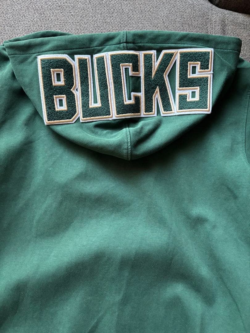 現地オフィシャルショップ　NBA ミルウォーキー　バックス ワッペン付きパーカー