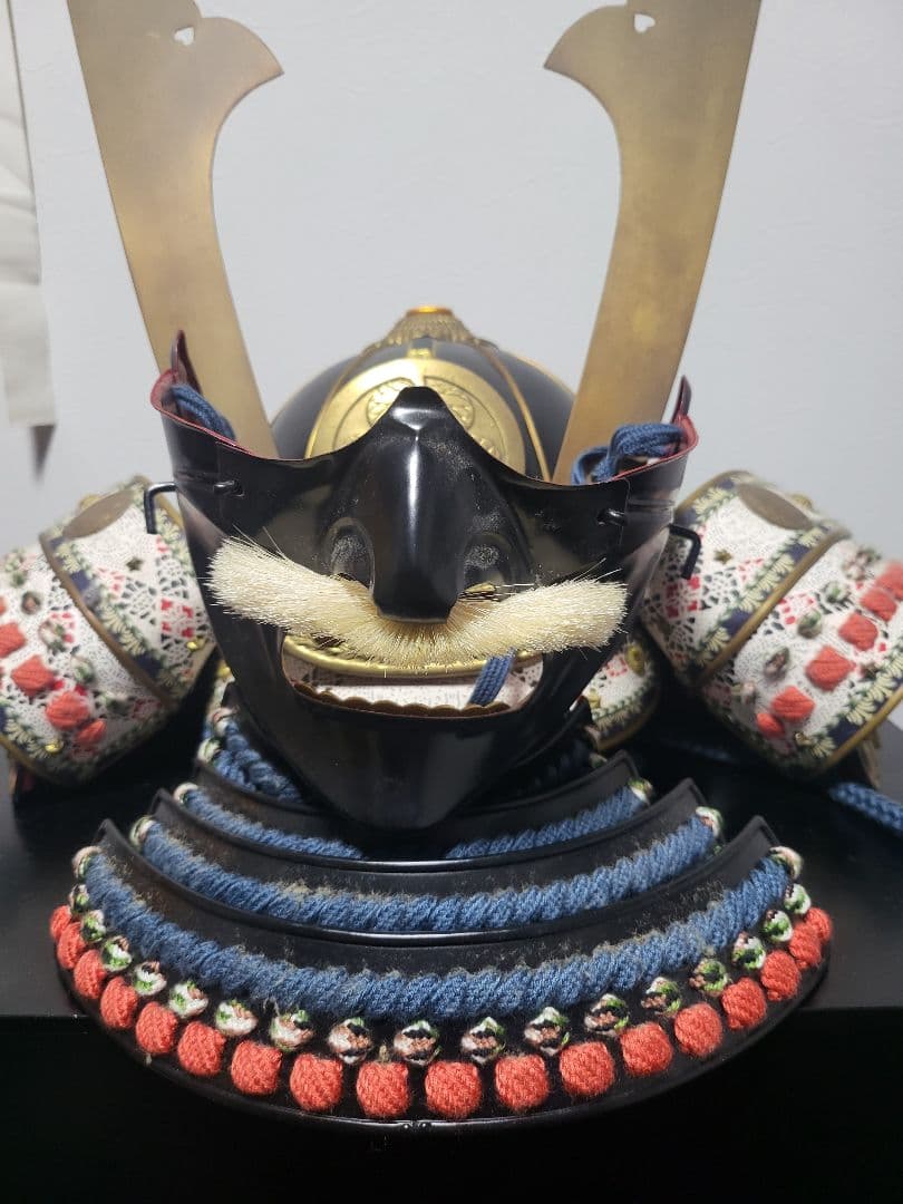 伝統的な青と黒の等身大日本甲冑（鎧立て無し）