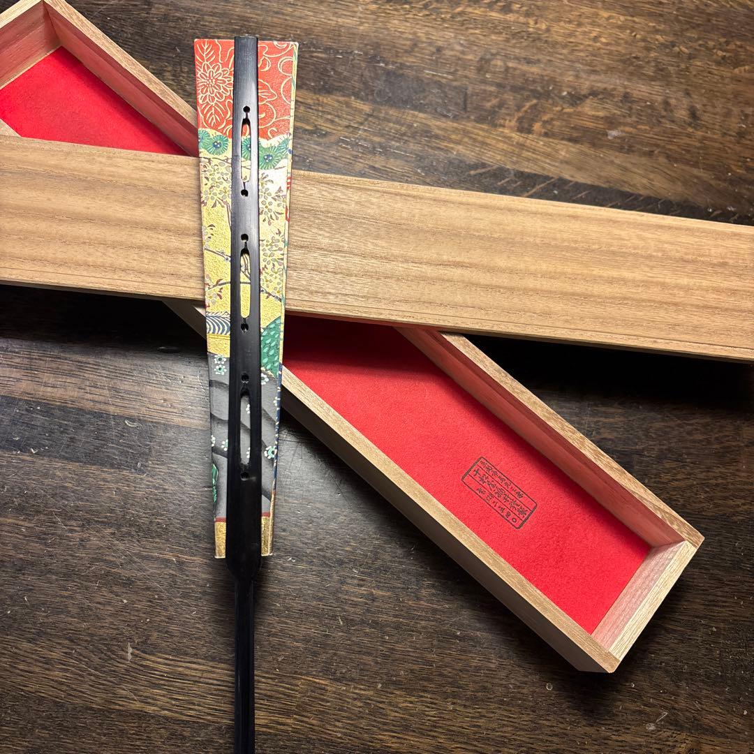 十松屋福井謹製　観世流能扇　鬘扇「朱妻花戦花車」　黒骨　桐箱付き