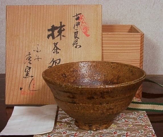 京焼・清水焼　作者不明　清窯：銘　古伊羅保　茶碗　無傷　共箱　古物。