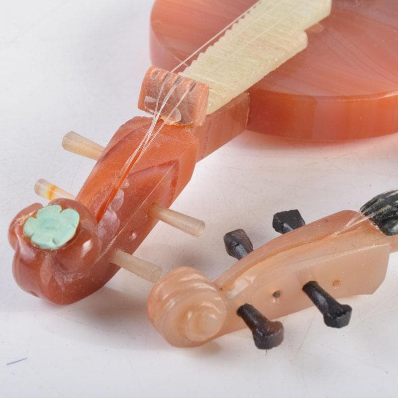 中国　赤瑪瑙彫刻　小さな楽器　弦楽器など　4点　箱付　V　9210