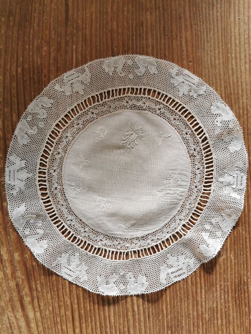 アンティーク 蛍 白鳥 手刺繍リネンドイリー ポワンドパリ 淡いグリーンエクリュ