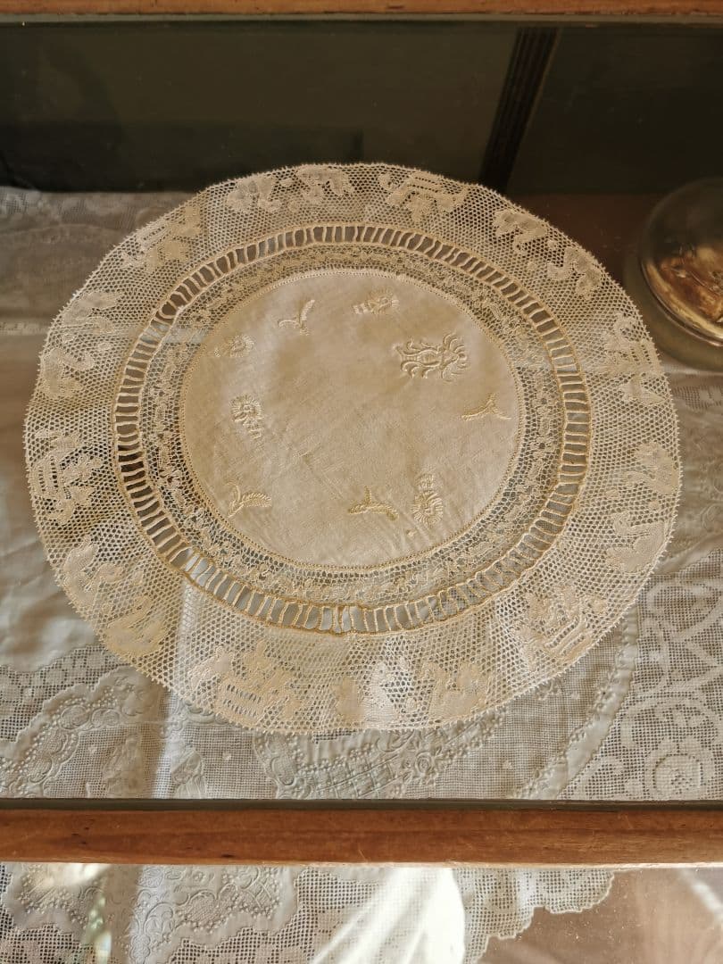 アンティーク 蛍 白鳥 手刺繍リネンドイリー ポワンドパリ 淡いグリーンエクリュ