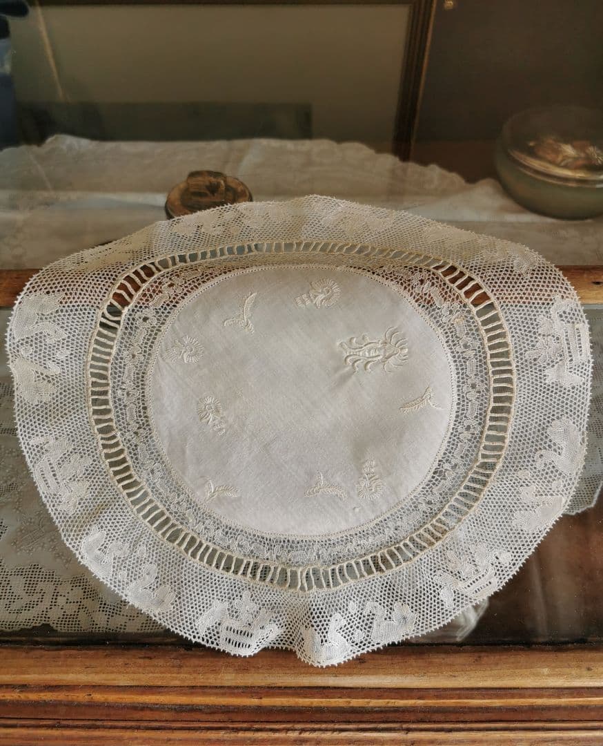 アンティーク 蛍 白鳥 手刺繍リネンドイリー ポワンドパリ 淡いグリーンエクリュ