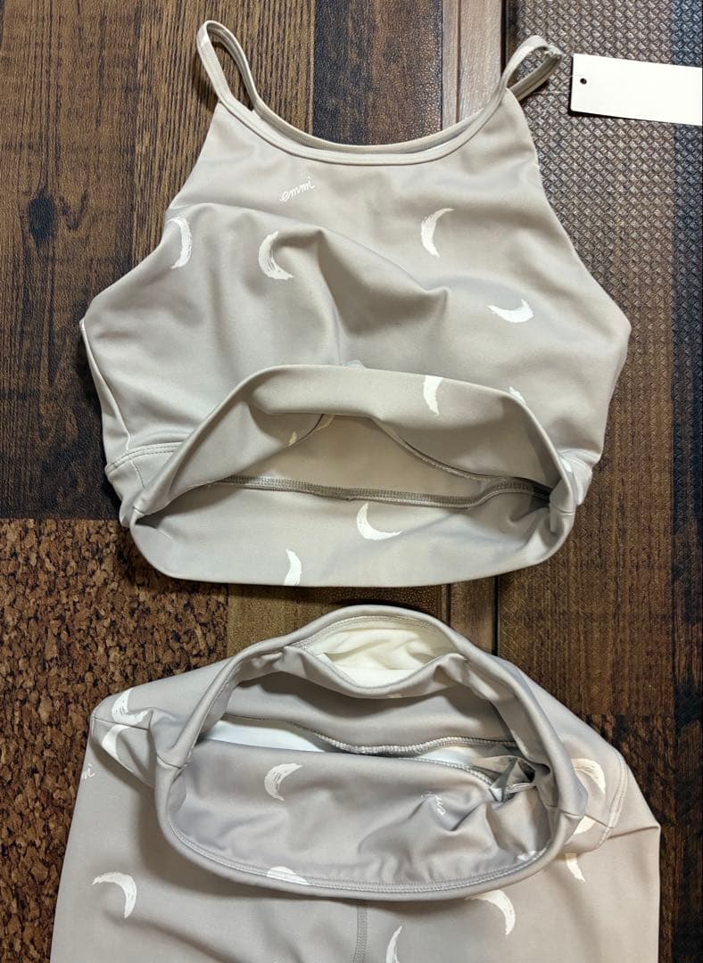 新品同emmi yogaエミヨガ　ヨガウェア　グレージュ×ムーン　ペイントタッチ