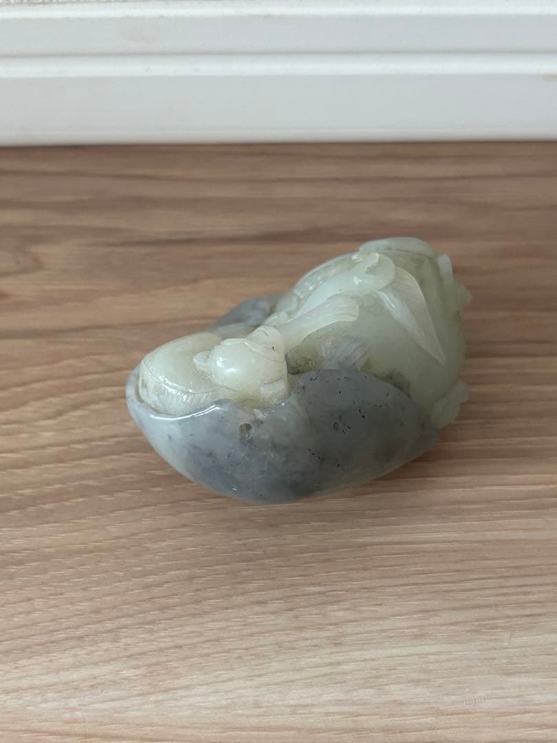 玉石翡翠 猿と果物の彫刻