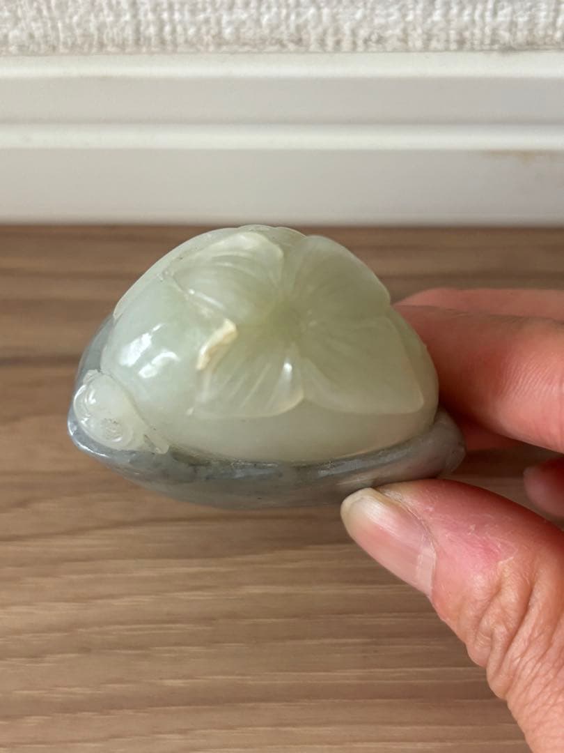 玉石翡翠 猿と果物の彫刻