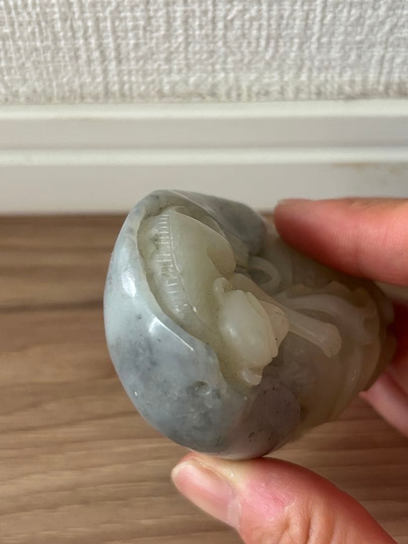 玉石翡翠 猿と果物の彫刻