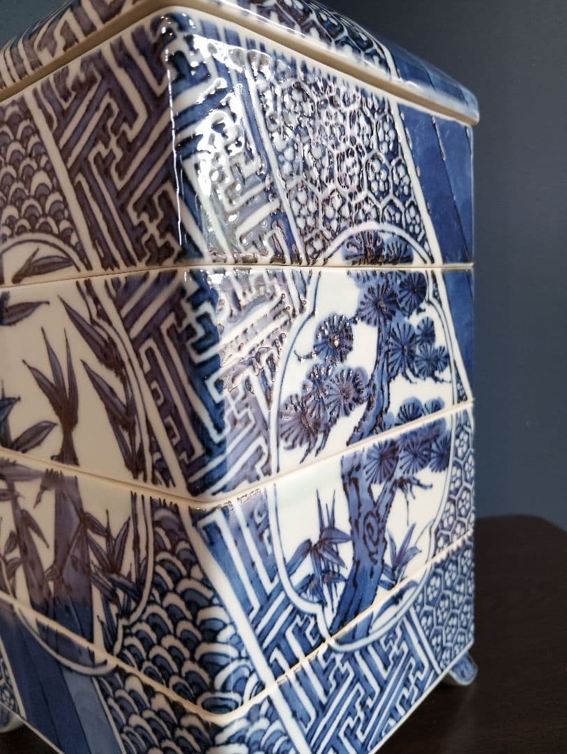 瀬戸焼 古染付写し 松竹梅 陶製四段重箱 木箱付（未使用品）