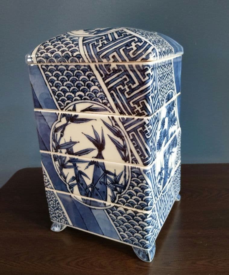 瀬戸焼 古染付写し 松竹梅 陶製四段重箱 木箱付（未使用品）