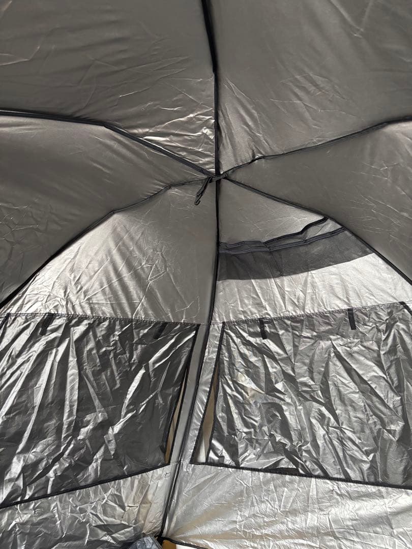 通気性のある黒とグレーのキャンプテント