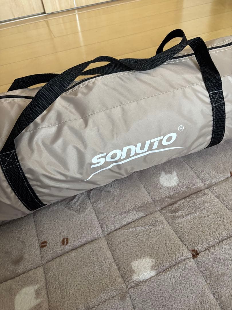 通気性のある黒とグレーのキャンプテント