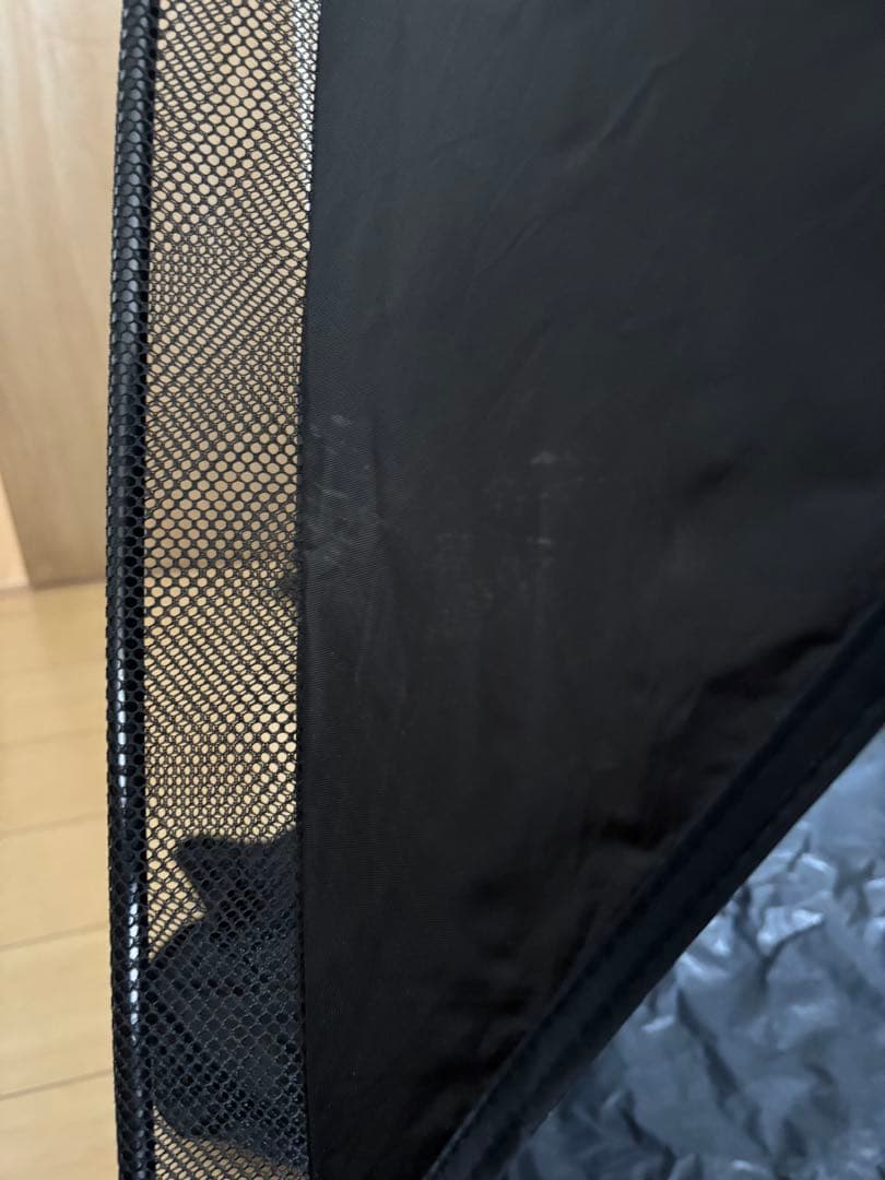 通気性のある黒とグレーのキャンプテント