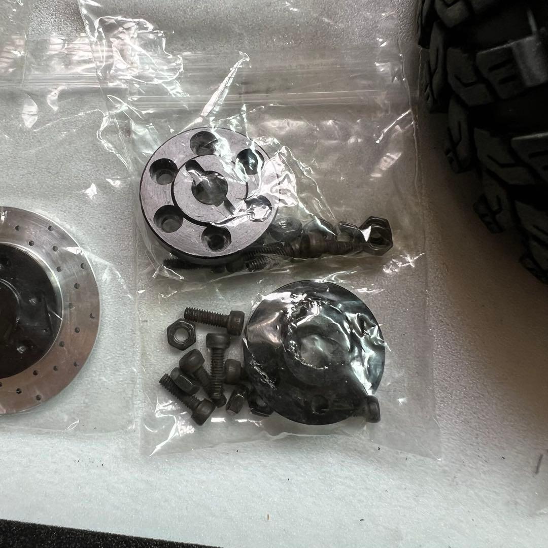 RC4WD 6LUG1.9クロームホイール、axial純正トレパドールタイヤ