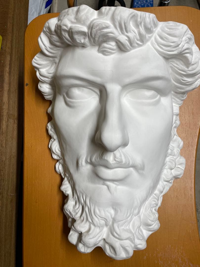 白い彫刻顔レリーフ(ルキウス・ウェルス帝) 大きめの装飾品