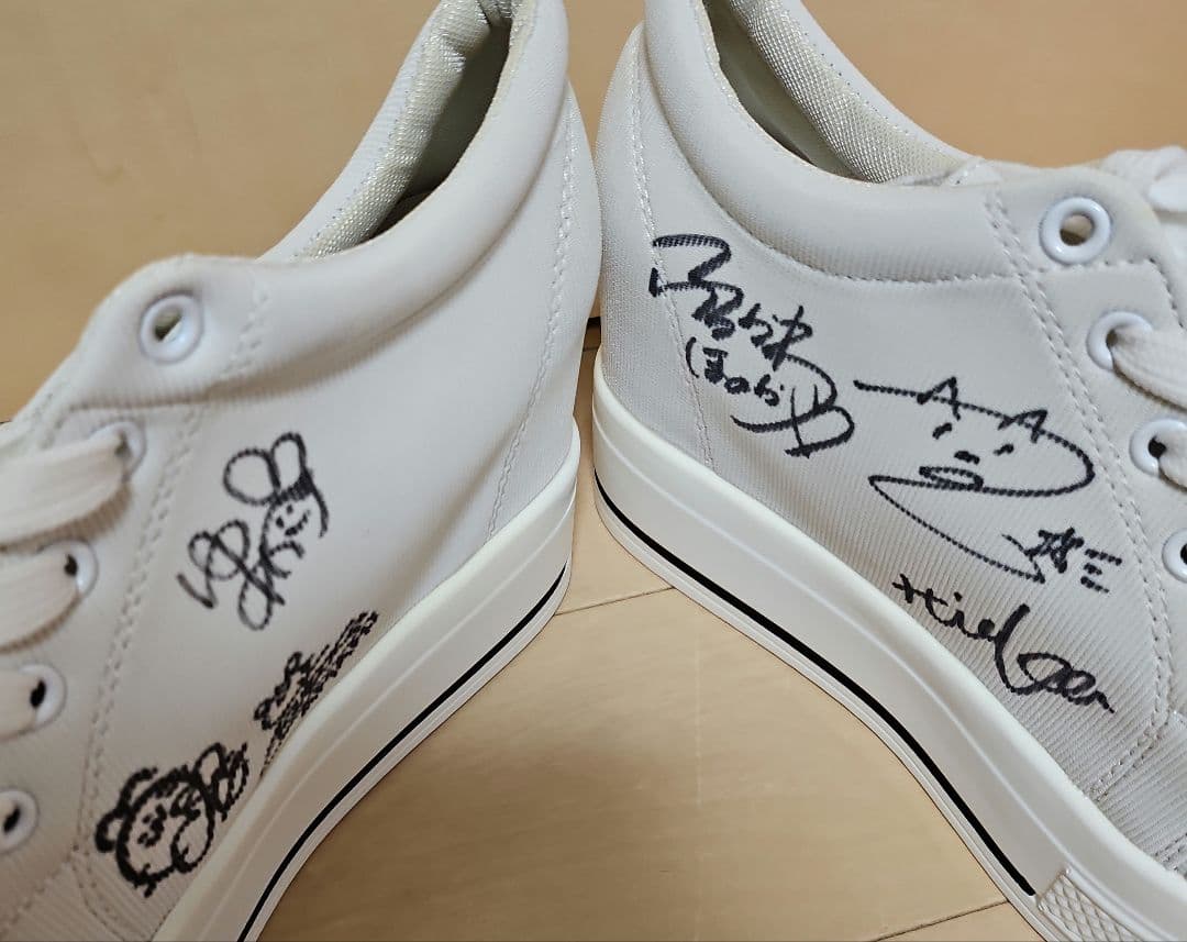 アイポケ 直筆サイン入りスニーカー