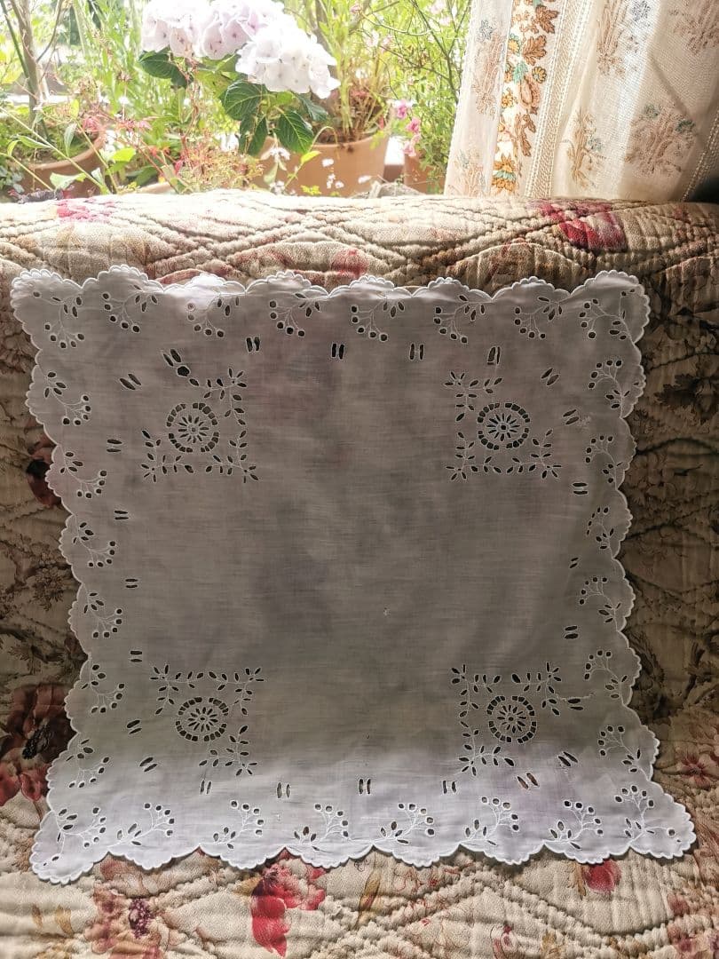 アンティーク オルレア スカラップフリル 花輪アイレット刺繍 大判クロスハンカチ