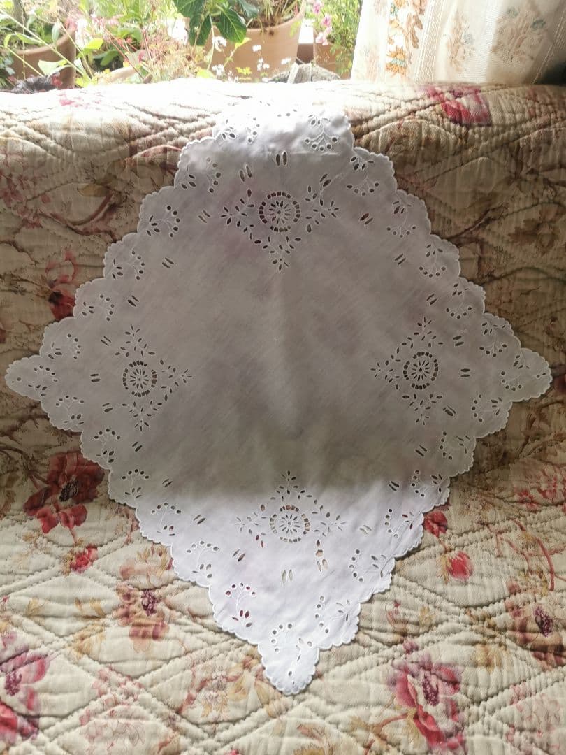 アンティーク オルレア スカラップフリル 花輪アイレット刺繍 大判クロスハンカチ