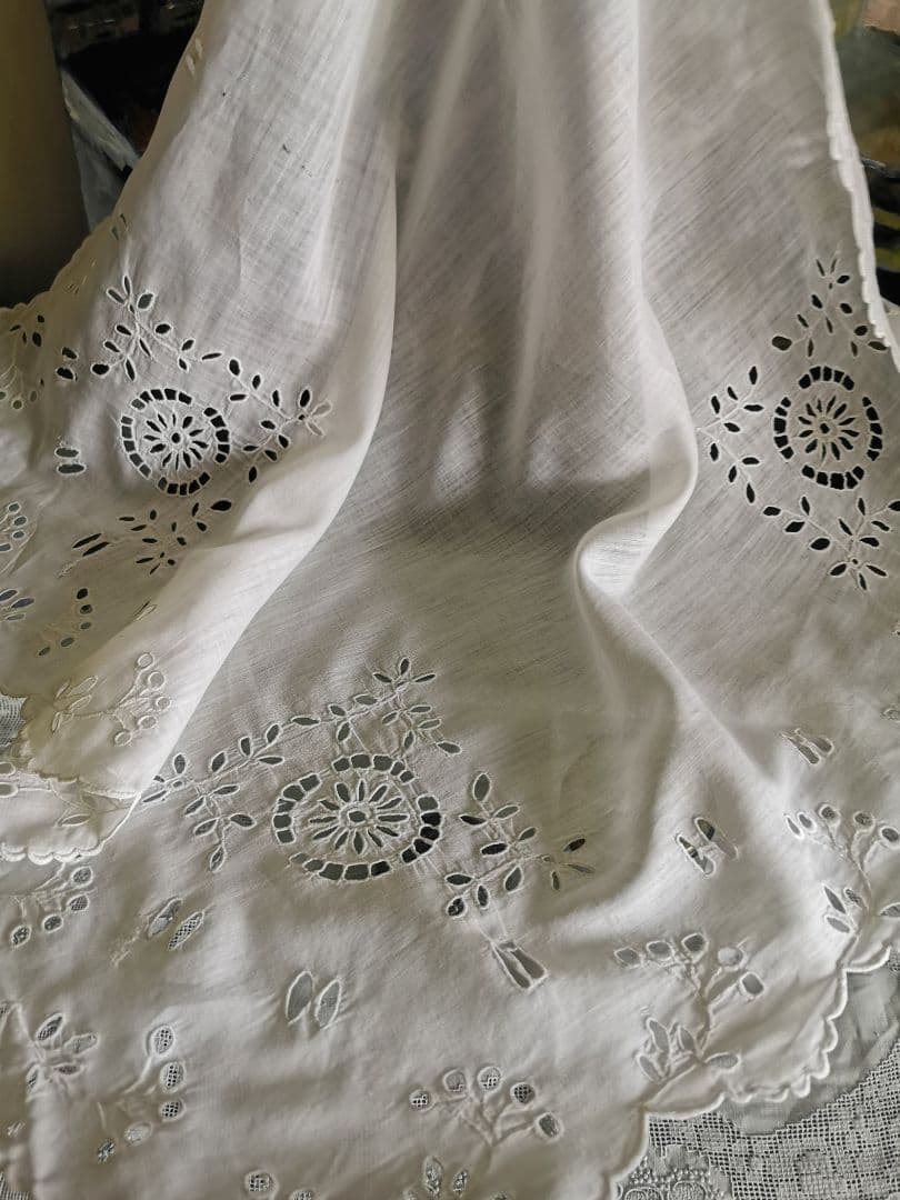 アンティーク オルレア スカラップフリル 花輪アイレット刺繍 大判クロスハンカチ