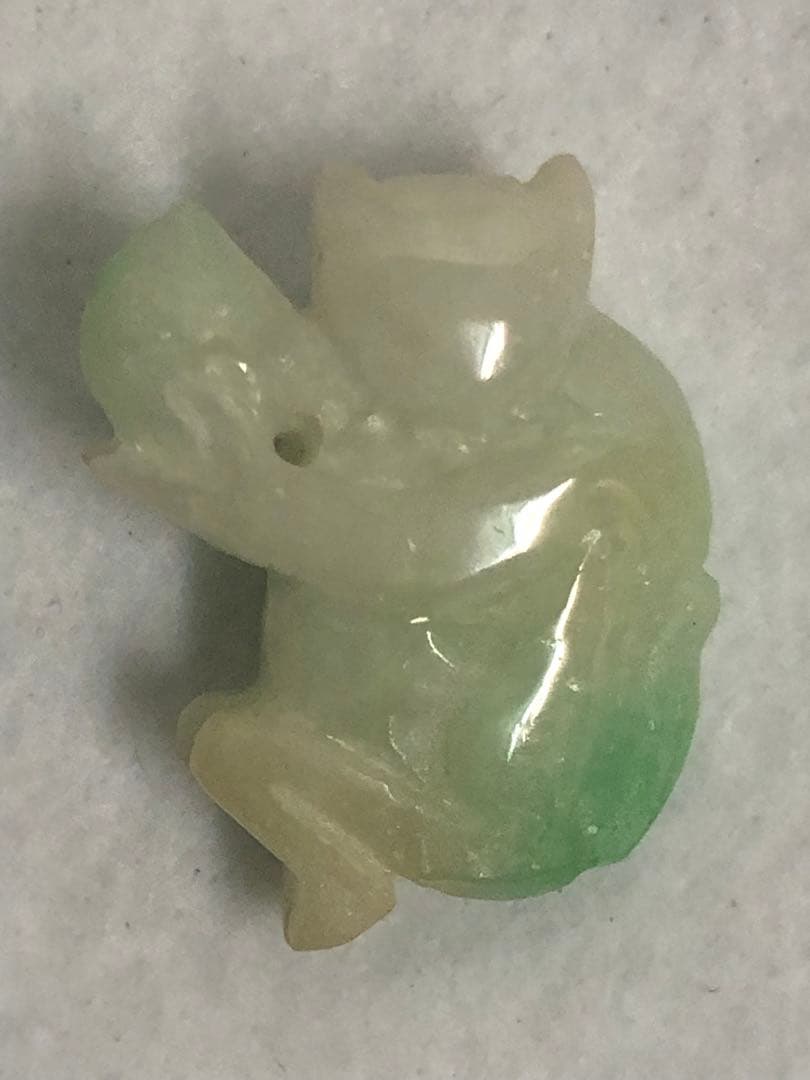 翡翠 (ジェダイト) 白猿 桃の実 根付 中国美術