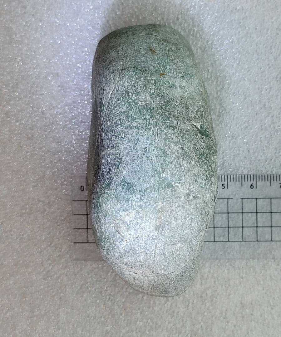 レアミャンマー産 翡翠原石 石全体にグリーンの色合い 355g