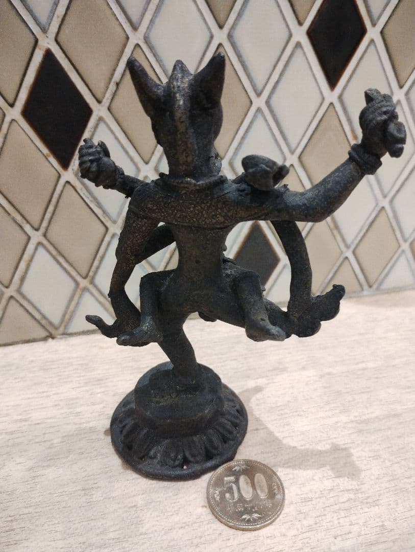 多腕の神話的金属像