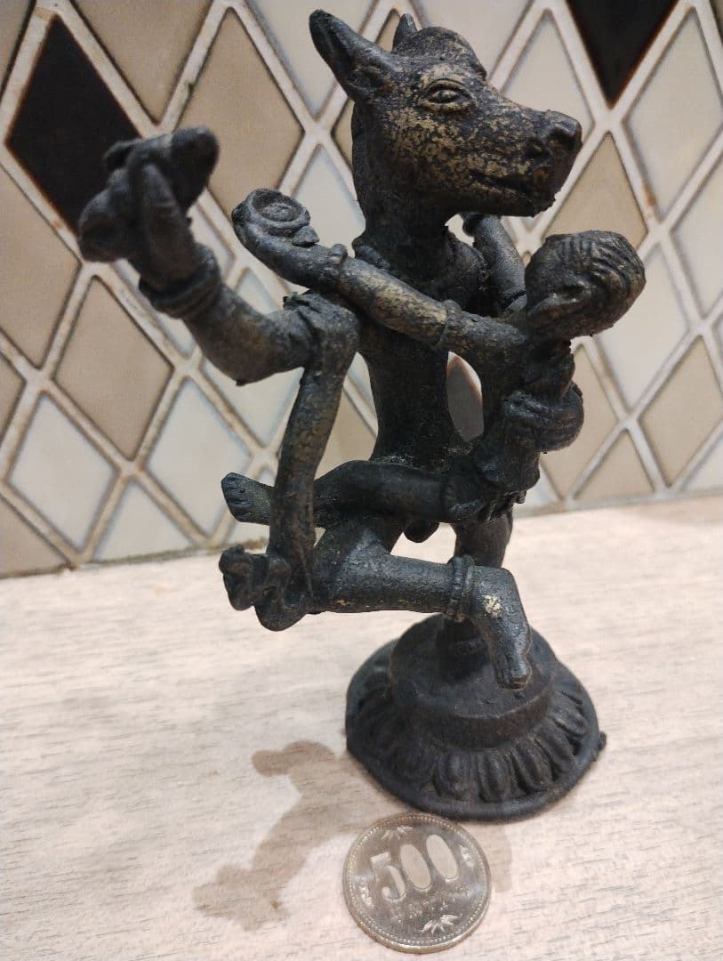 多腕の神話的金属像